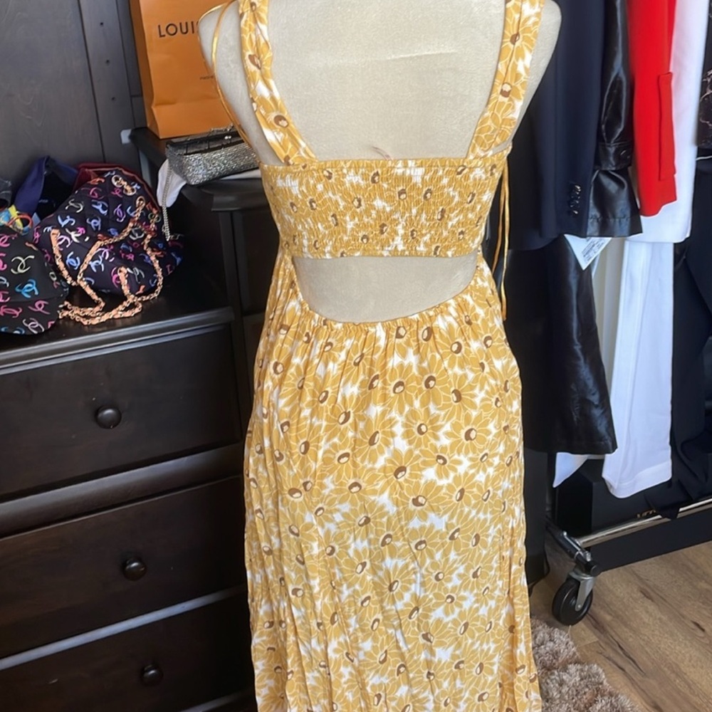 Free people dress xs that is over size. I feel can fit true M